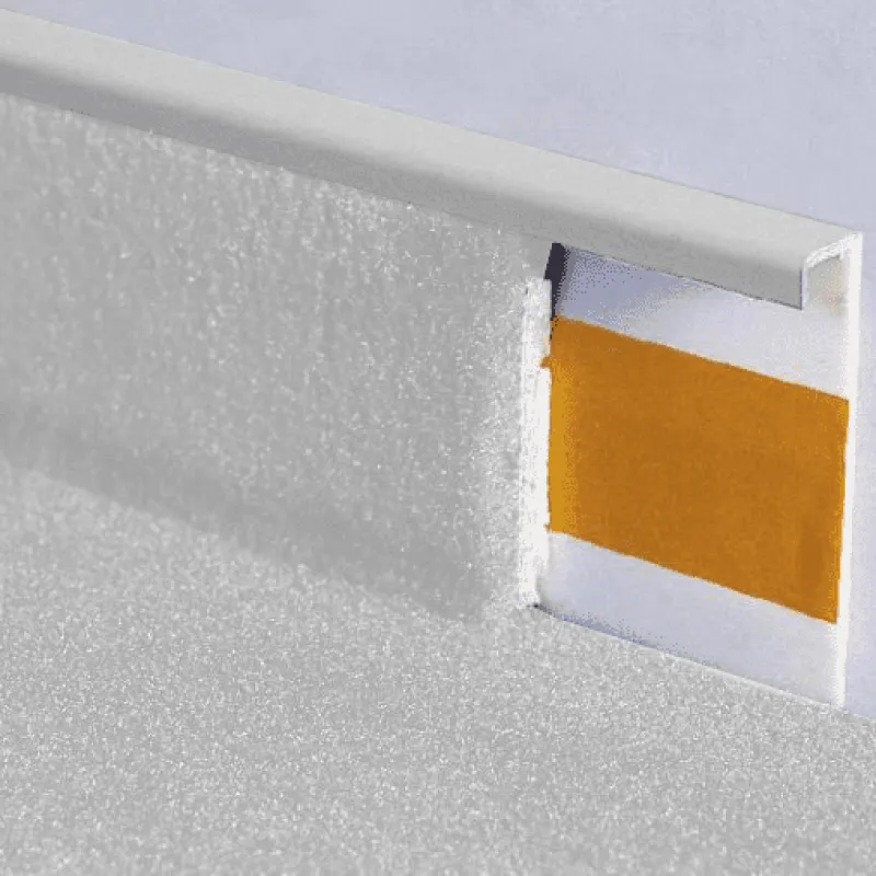 Плинтус ПВХ Korner для ковролина - белый 100