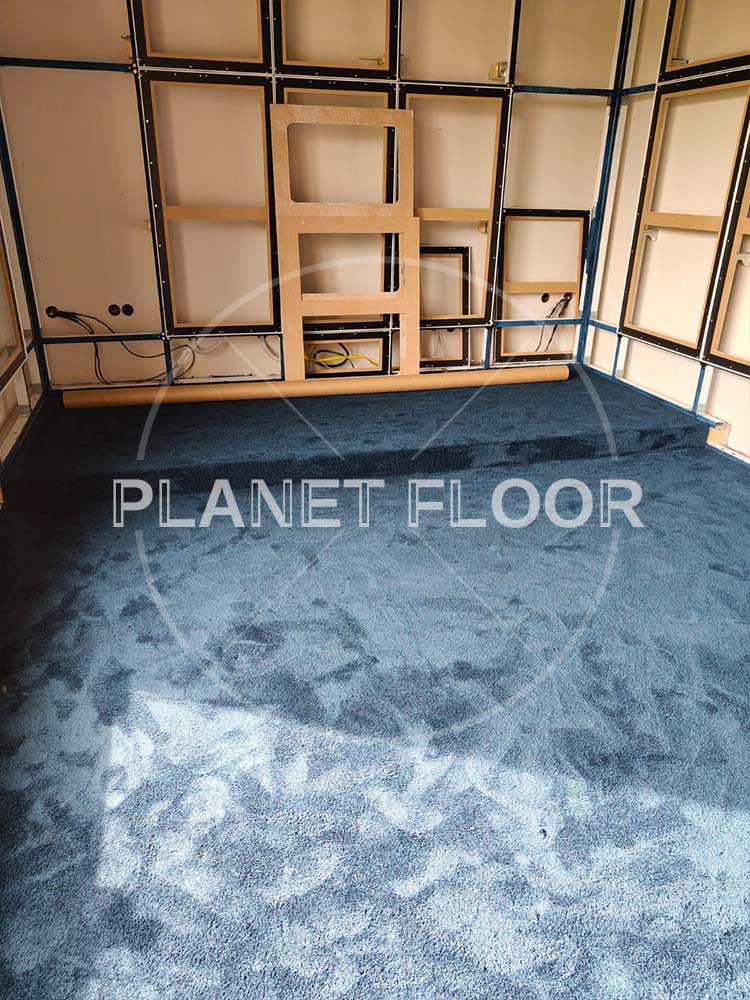 Ковролин в домашнем кинотеатре с двумя подиумами - фото